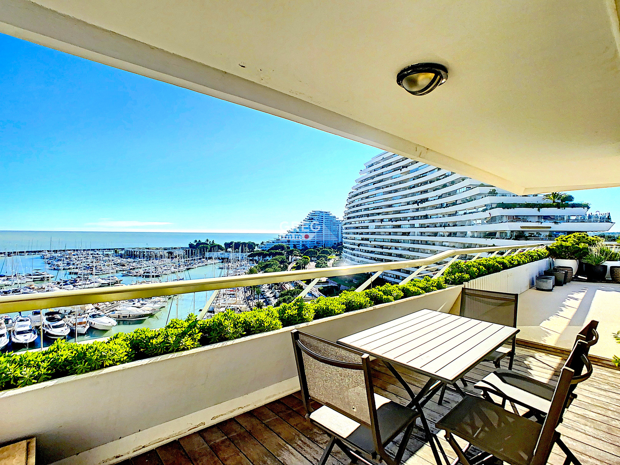 vente Grand appartement terrasse d'angle avec piscine à Villeneuve